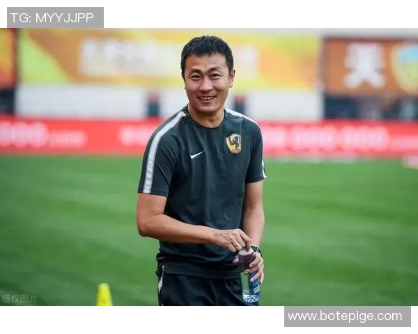 足球明星徐弘亲笔签名珍藏品揭幕引发球迷热议与追捧